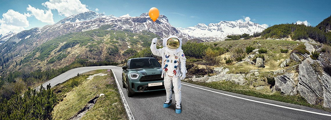 Un astronaute devant le MINI Countryman. Un astronaute devant le MINI Countryman.